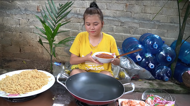 Con gái nuôi bà Tân Vlog bị soi đồ ăn mất vệ sinh trong clip mới