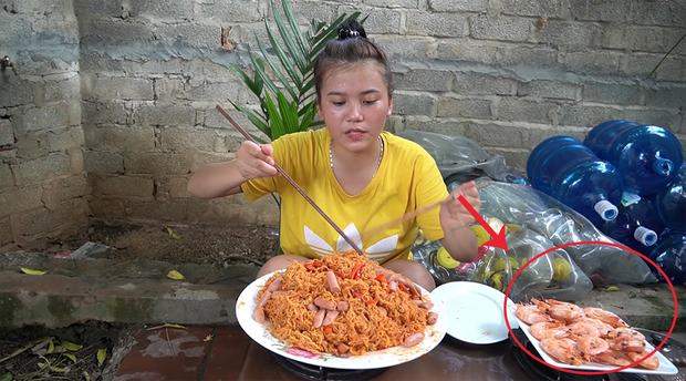 Con gái nuôi bà Tân Vlog bị soi đồ ăn mất vệ sinh trong clip mới