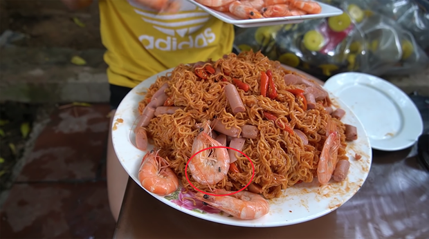 Con gái nuôi bà Tân Vlog bị soi đồ ăn mất vệ sinh trong clip mới
