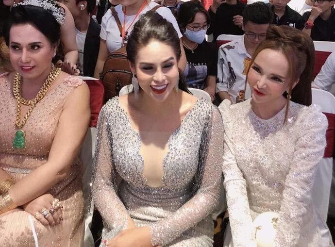 Khi bộ ba nổi đình đám đọ sắc: Cô Minh Hiếu diện vòng vàng quen thuộc