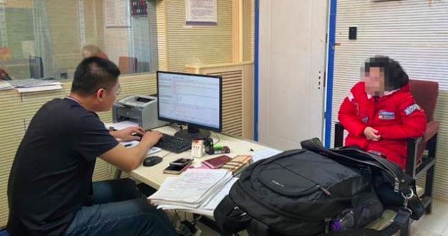Chỉ ngồi ở nhà ngóng thời tiết để dự báo chuyến bay bị huỷ, người phụ nữ kiếm cả chục tỷ đồng và cái kết bẽ bàng trong đồn cảnh sát - Ảnh 1.