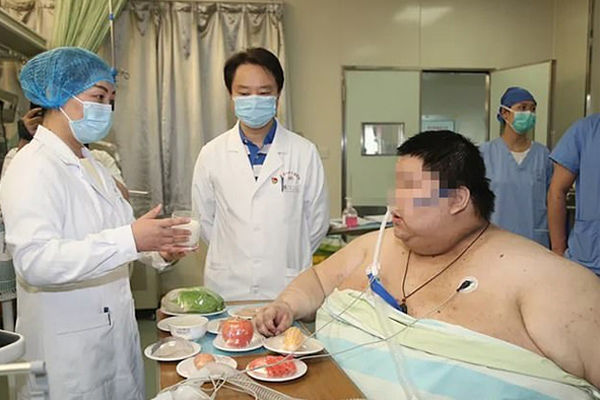 Chàng trai phải đi cấp cứu do tăng 100 kg khi giãn cách Covid-19