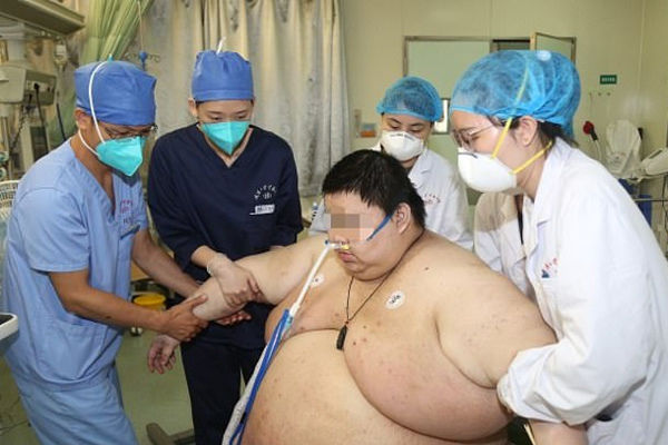 Chàng trai phải đi cấp cứu do tăng 100 kg khi giãn cách Covid-19