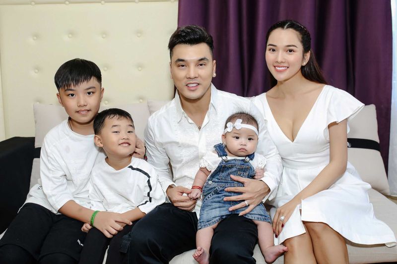 Những ông bố bỉm sữa nổi tiếng chăm con khéo hơn vợ của Vbiz