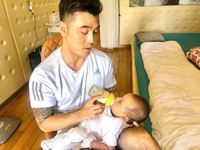 Những ông bố bỉm sữa nổi tiếng chăm con khéo hơn vợ của Vbiz