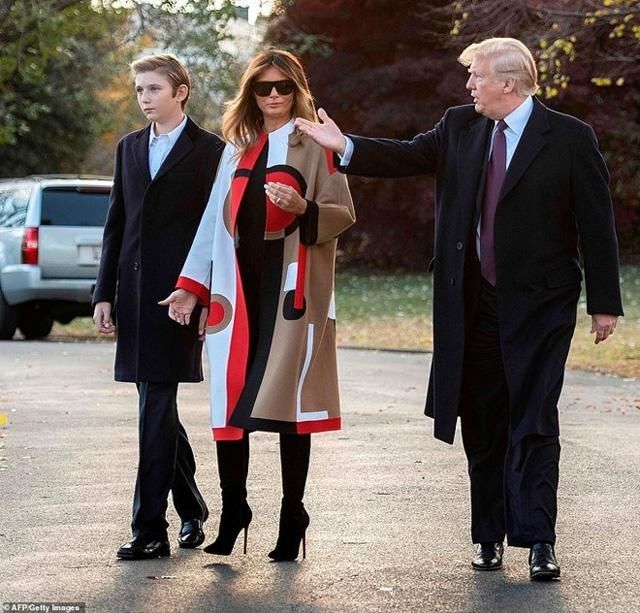 Cậu út nhà Tổng thống Trump thể hiện khí chất điềm đạm, lạnh lùng.