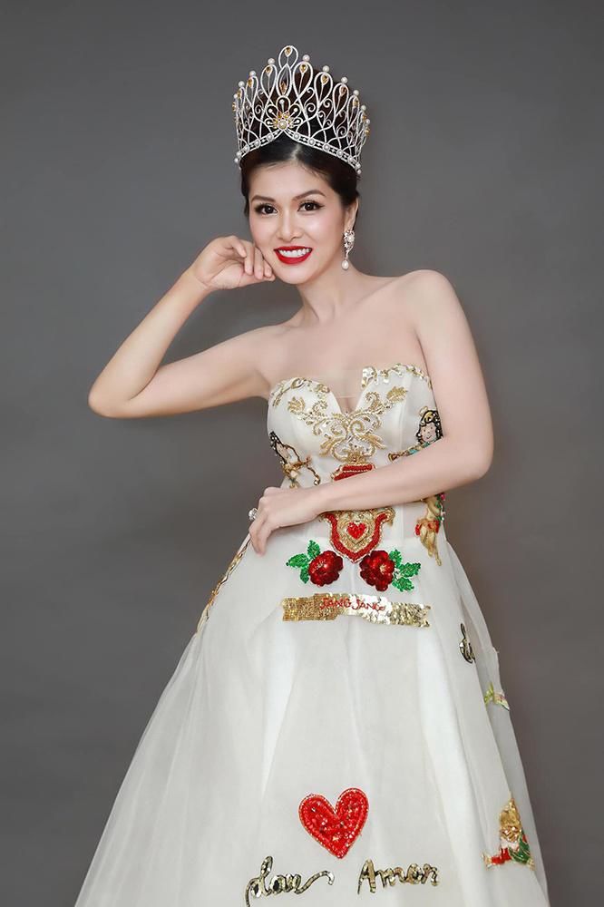 Hồ Oanh Yến - Hoa hậu sinh 6 đứa vẫn chưa 1 lần mặc váy cưới