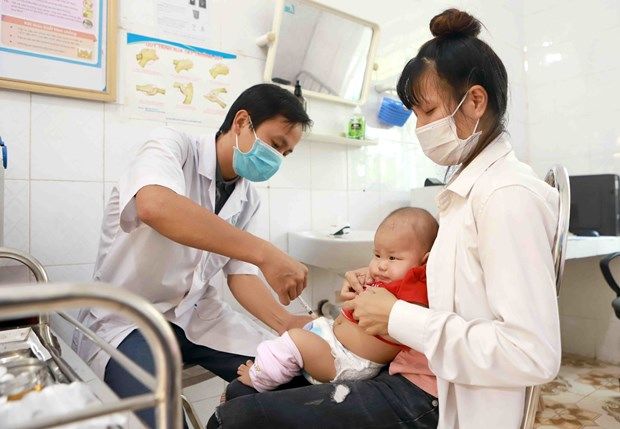Tiêm vắcxin đủ mũi, đúng lịch cho trẻ để phòng bệnh bạch hầu hình ảnh 1 Tiem vacxin du mui, dung lich cho tre de phong benh bach hau hinh anh 1