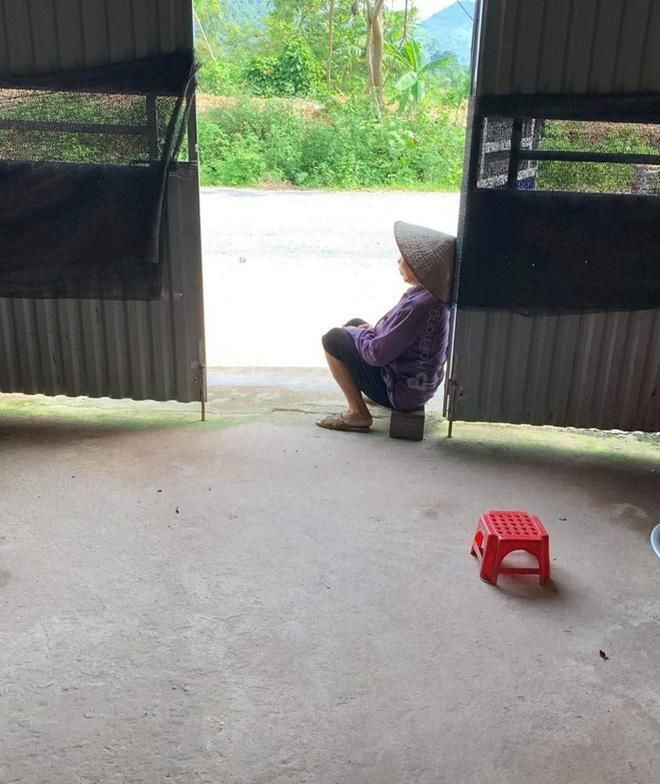 Xót xa bà cụ mòn mỏi chờ cháu về dù cháu đã ra đi mãi mãi
