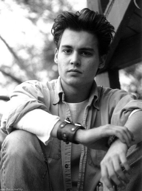 Loạt ảnh Johnny Depp thời trẻ đẹp không chê vào đâu được từng làm ...