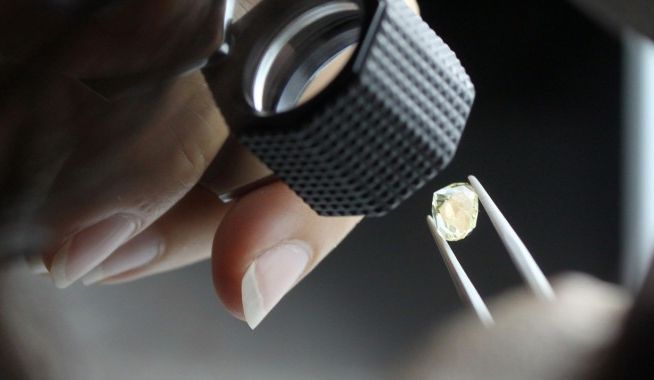Người phụ nữ đeo nhẫn trong 30 năm, nhìn lại và nhận ra mình là triệu phú