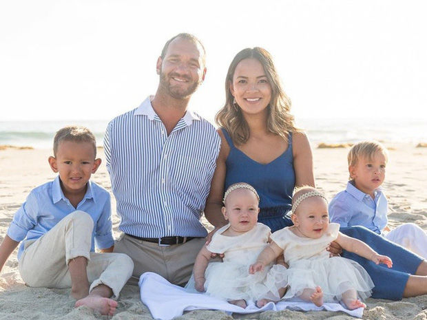 Cuộc sống hiện tại của người không tay không chân Nick Vujicic từng gây bão khi đến Việt Nam khiến ai cũng ngưỡng mộ - Ảnh 4. Cuộc sống hiện tại của người không tay không chân Nick Vujicic từng gây bão khi đến Việt Nam khiến ai cũng ngưỡng mộ - Ảnh 4.