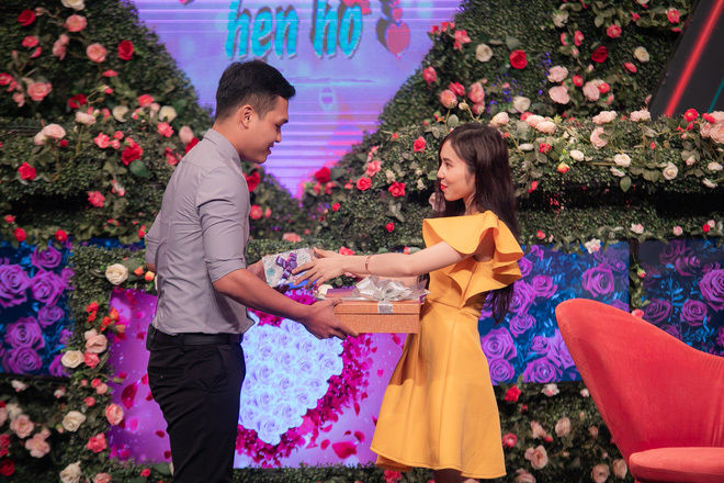 Nữ chính giám đốc hôn bạn trai lần đầu gặp mặt trên show hẹn hò