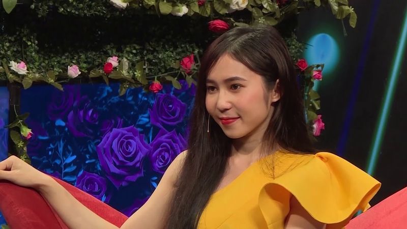 Nữ chính giám đốc hôn bạn trai lần đầu gặp mặt trên show hẹn hò