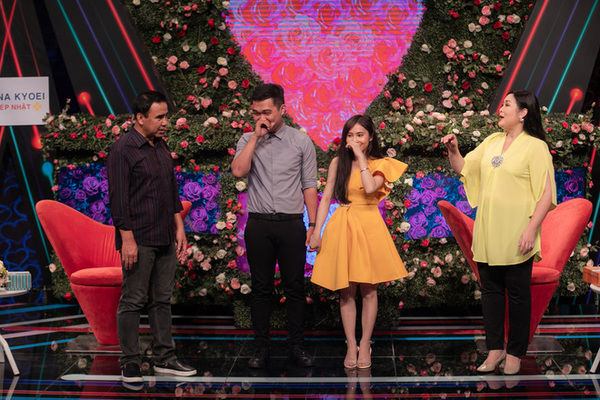 Nữ chính giám đốc hôn bạn trai lần đầu gặp mặt trên show hẹn hò