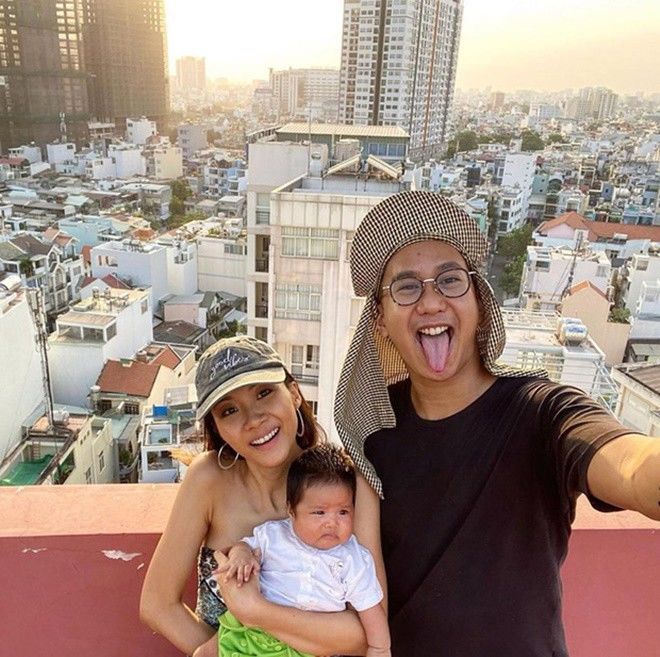 Mỹ nhân Vbiz khoe vết rạn sau sinh: Diệp Lâm Anh có như không có