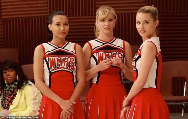 Naya Rivera trong Glee (trái) cùng Heather Morris và Diana Agron năm 2009