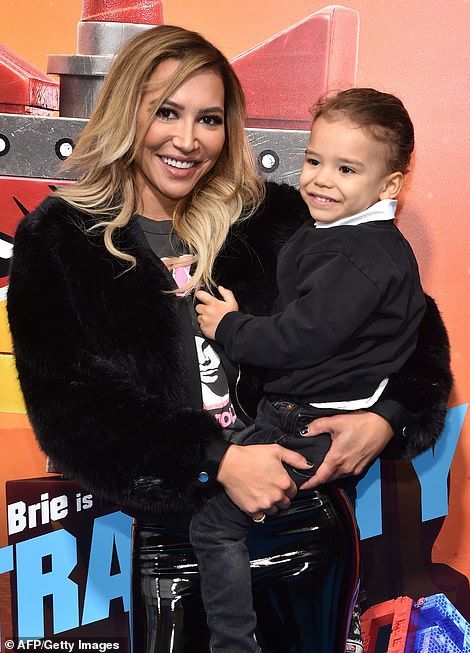 Nữ diễn viên Naya Rivera được cho là đã chết sau khi con trai bốn tuổi của cô, Josey Hollis, được tìm thấy một mình trong một chiếc thuyền trên hồ Piru ở California vào chiều thứ Tư