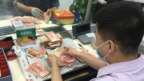 老伯带着一铁盒“霉币”求助5万元被“保住了”-手机新民网