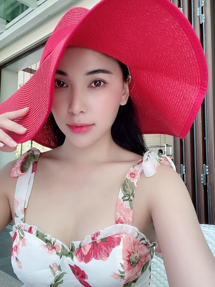 Bị châm chọc chụp ảnh sexy kiếm đại gia, Quỳnh Thư đáp trả cực gắt