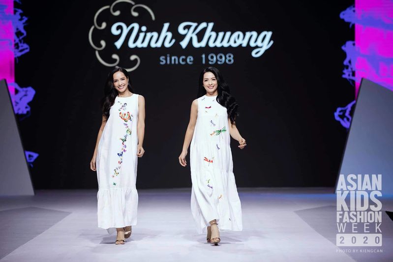 Cuộc sống của cặp song sinh Vbiz: Thúy Hằng - Thúy Hạnh viên mãn