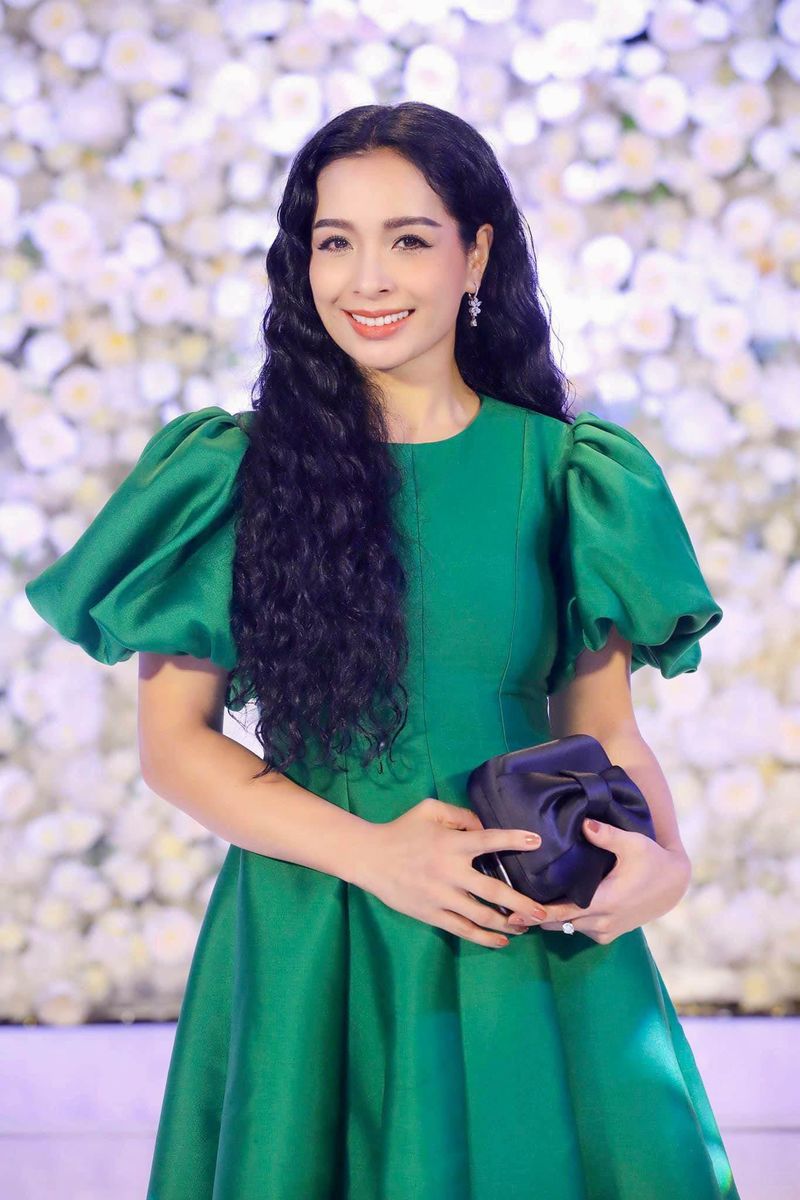Cuộc sống của cặp song sinh Vbiz: Thúy Hằng - Thúy Hạnh viên mãn