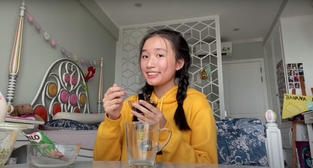 Gương mặt xinh xắn dù không trang điểm của nữ YouTuber 15 tuổi