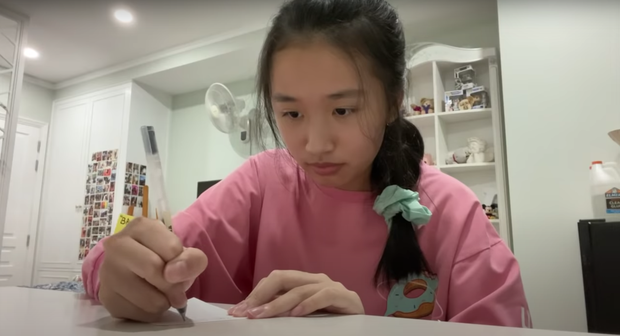 Gương mặt xinh xắn dù không trang điểm của nữ YouTuber 15 tuổi