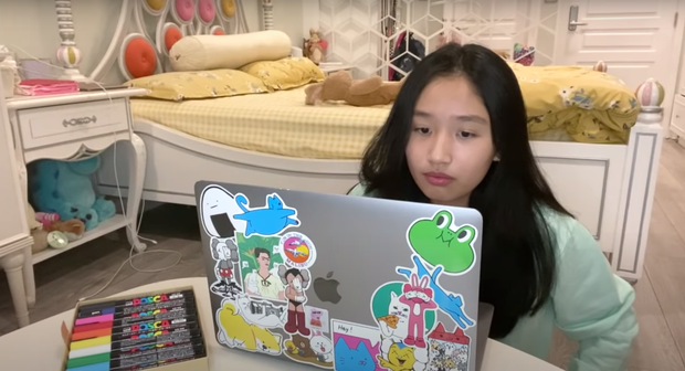 Gương mặt xinh xắn dù không trang điểm của nữ YouTuber 15 tuổi
