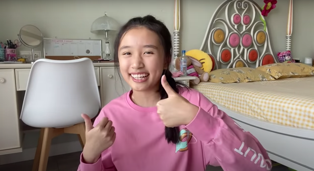 Gương mặt xinh xắn dù không trang điểm của nữ YouTuber 15 tuổi