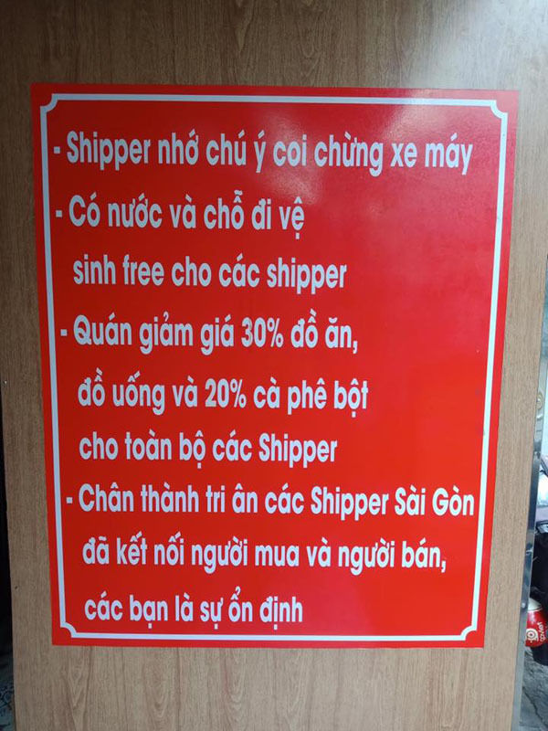 Tấm biển lưu ý và những đặc quyền dành cho shipper tại quán ăn ở Sài Gòn. (Ảnh: BEATVN).
Tấm biển lưu ý và những đặc quyền dành cho shipper tại quán ăn ở Sài Gòn. (Ảnh: BEATVN).