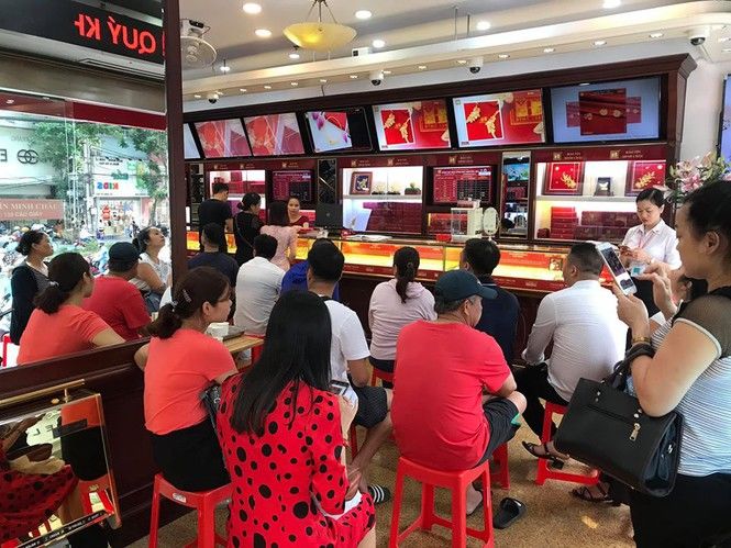 Vàng 'leo' lên 56 triệu/lượng, tiệm vàng sôi động như ngày Thần tài - ảnh 1