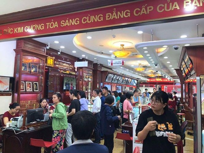 Vàng 'leo' lên 56 triệu/lượng, tiệm vàng sôi động như ngày Thần tài - ảnh 2