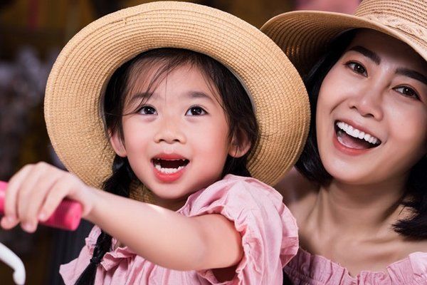 Con gái Mai Phương rạng rỡ trong ngày bế giảng bên bà nội