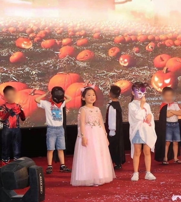 Con gái Mai Phương rạng rỡ sát cánh cùng bà nội trong lễ bế giảng-2