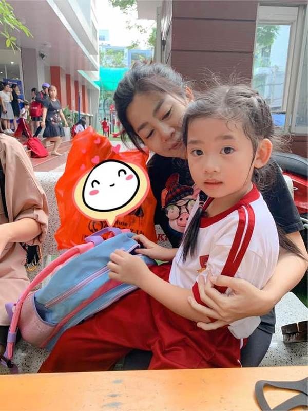Con gái Mai Phương rạng rỡ sát cánh cùng bà nội trong lễ bế giảng-4