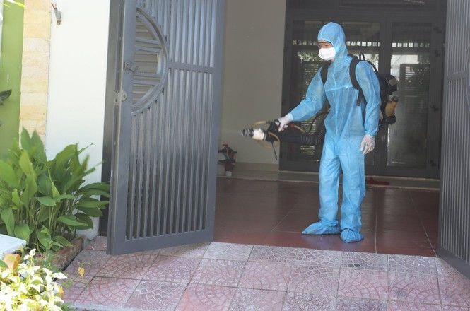 Cơ quan chức năng tiến hành phun khử độc tại nhà của người đàn ông (Ảnh: Tiền Phong)
