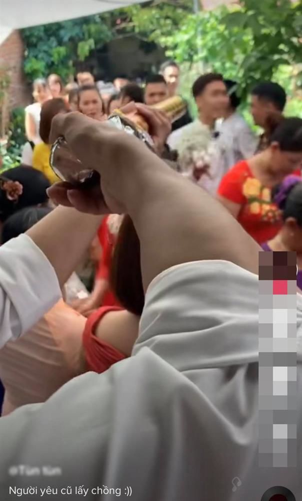 Chú rể rơi vào tầm ngắm bắn.