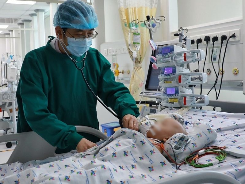 Bệnh nhi được bác sĩ khám và chăm sóc sức khỏe hàng ngày (Ảnh: VNExpress)