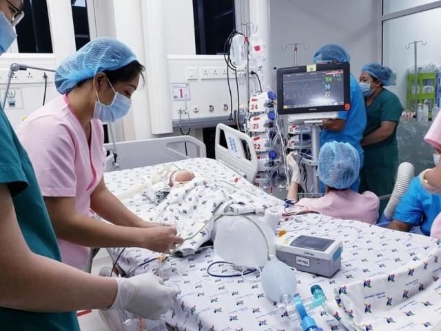 Các y bác sĩ luôn túc trực để theo dõi sức khỏe cho 2 bé sơ sinh (Ảnh: Dân Việt)