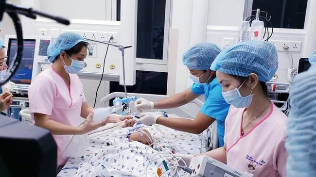 Tin vui: Dự kiến bé Trúc Nhi sẽ được cai máy thở vào ngày mai (28/07)