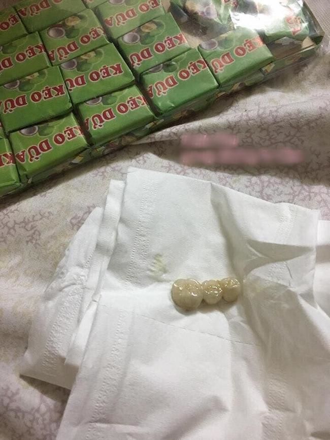 'Né cả kẹo dừa ra nhé các bạn, đừng như mình'. Ảnh: Linh Chu