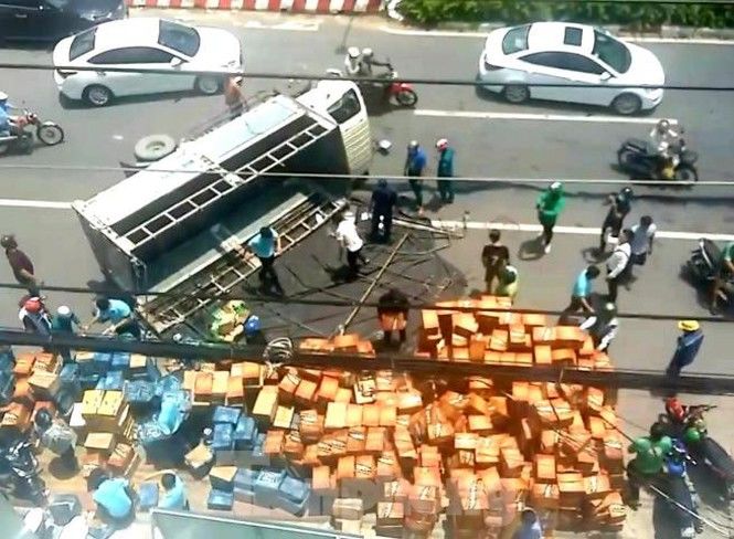Xe tải lật ngang giữa quốc lộ, nhiều người thoát nạn - ảnh 2
