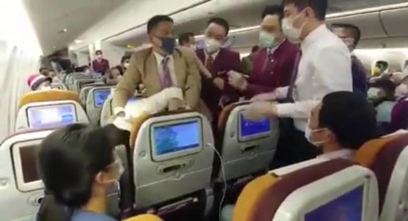 Không được bay vì đi muộn, hành khách nhổ nước bọt vào nhân viên