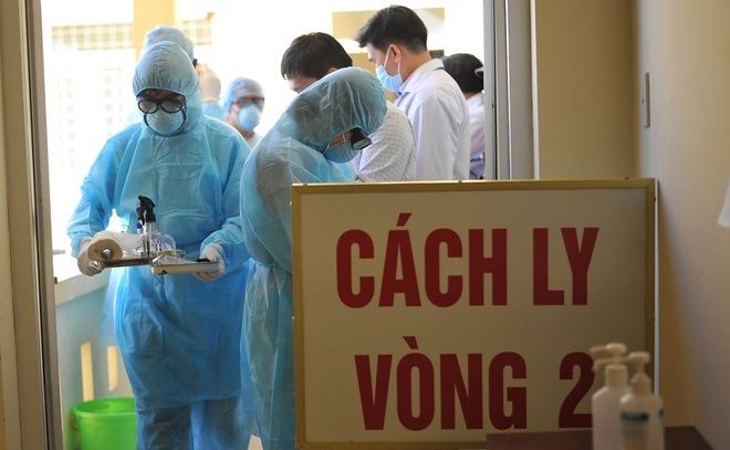 Không được bay vì đi muộn, hành khách nhổ nước bọt vào nhân viên