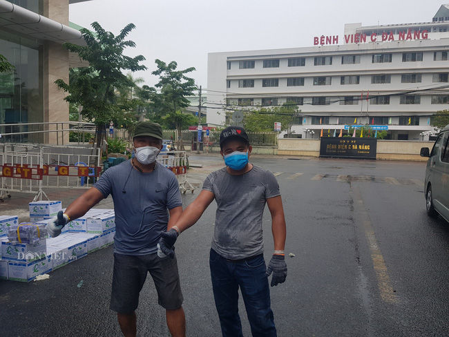 Người dân Đà Nẵng "đội mưa tiếp sức" cho “chiến sĩ” tuyến đầu chống dịch Covid-19 - Ảnh 5.