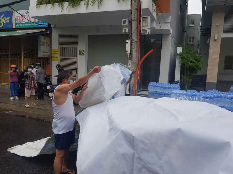 Người dân Đà Nẵng "đội mưa tiếp sức" cho “chiến sĩ” tuyến đầu chống dịch Covid-19 - Ảnh 6.