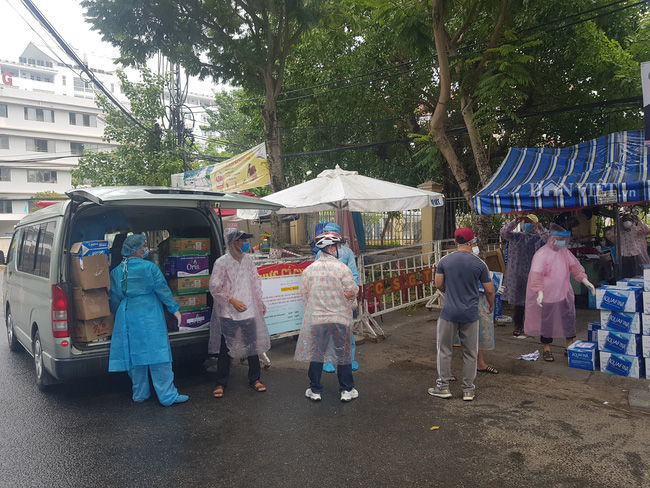 Người dân Đà Nẵng "đội mưa tiếp sức" cho “chiến sĩ” tuyến đầu chống dịch Covid-19 - Ảnh 9.