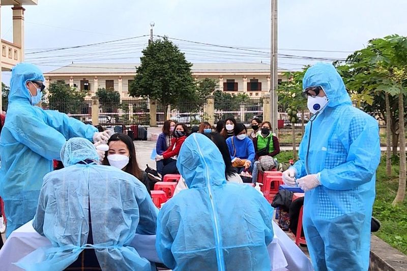 Người Việt trở về từ nước ngoài được đưa đi cách ly tập trung và kiểm tra sức khỏe (Ảnh: Báo Lao động)