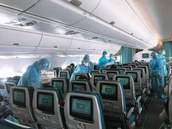 Nhân viên tổ bay kiểm tra kỹ các khoang trước khi khởi hành (Ảnh: Báo Sài Gòn Giải Phóng)
